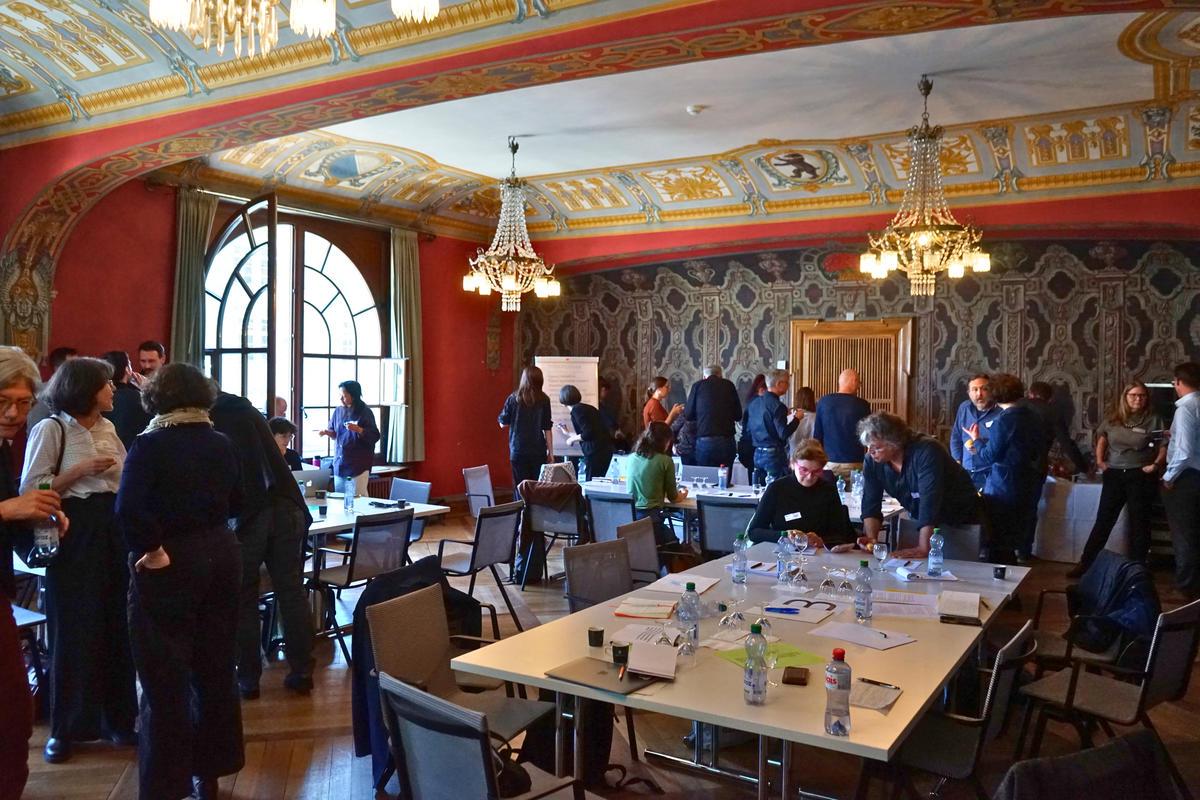 Participants of the workshop are breaking down into small groups to discuss the topics of the Policy Lab